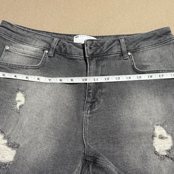ASOS DESIGN MENS shorter length denim shorts in gray with rips and raw hem - Picture 6 of 6